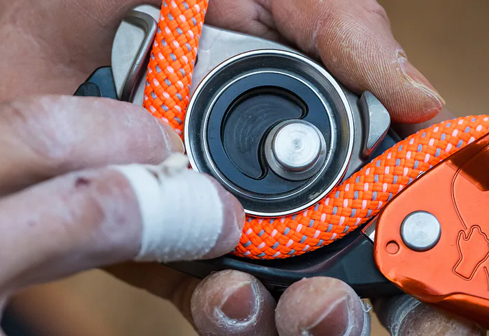 Petzl Neox - nová jistící brzda